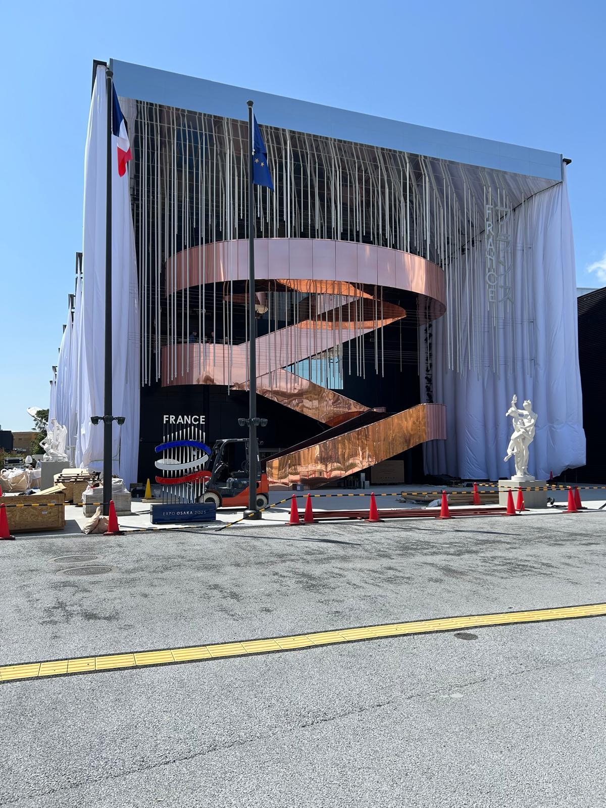 Spot photo incontournable au Pavillon France à Osaka avec une installation lumineuse géante de 2,55 m signée Blachere Illumination.