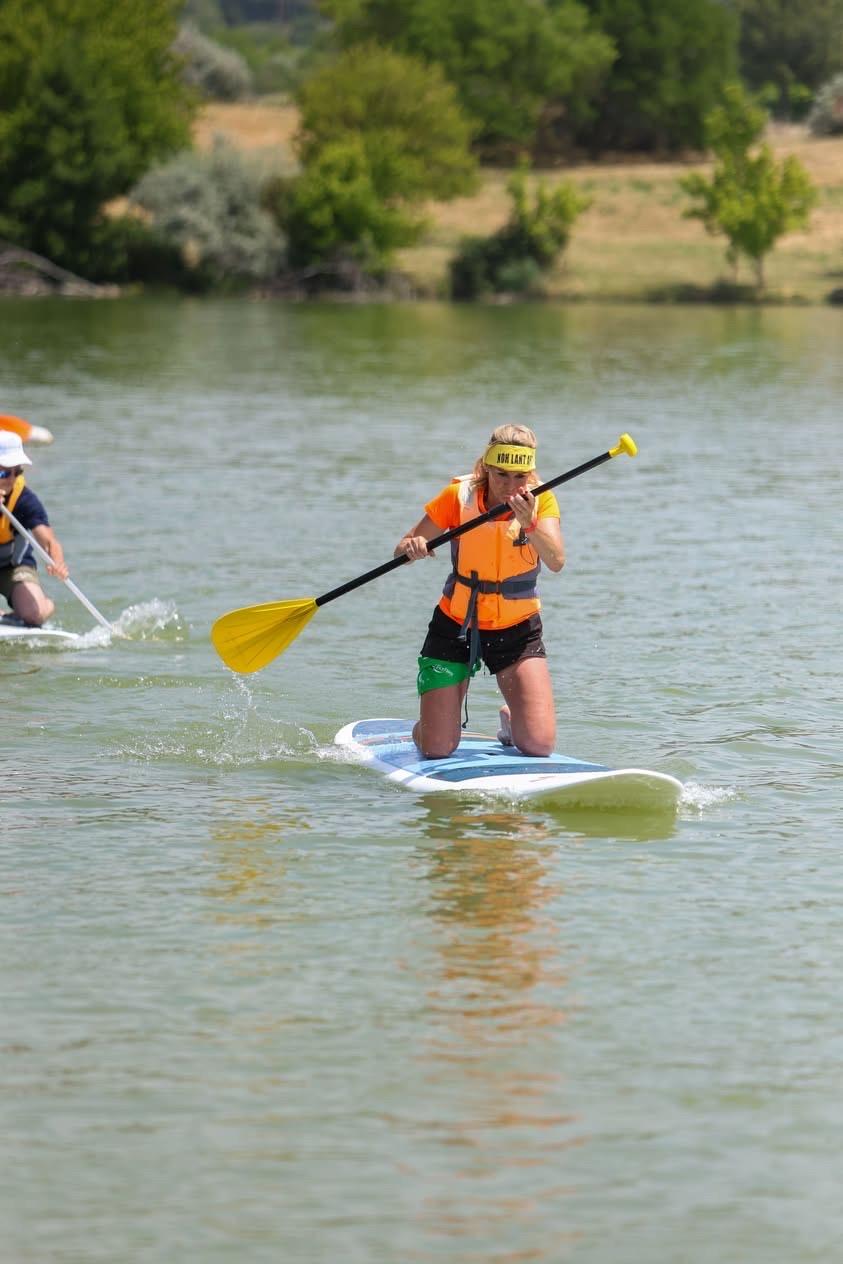 Équipe de Blachere Illumination participant à une épreuve de paddle lors du Challenge Inter-Entreprises 2025 au plan d'eau de la Riaille