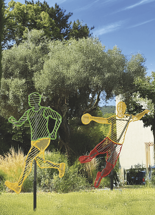Silhouettes sportives décoratives installées sur un rond-point pour valoriser un événement sportif et animer l’espace public pendant les Jeux de Paris 2024.