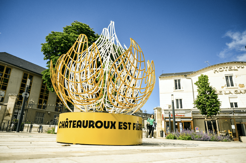 Flamme décorative honorant la ville de Châteauroux, labellisée Terre de Jeux 2024, réalisée avec des matériaux recyclés dans le cadre des Jeux Olympiques.