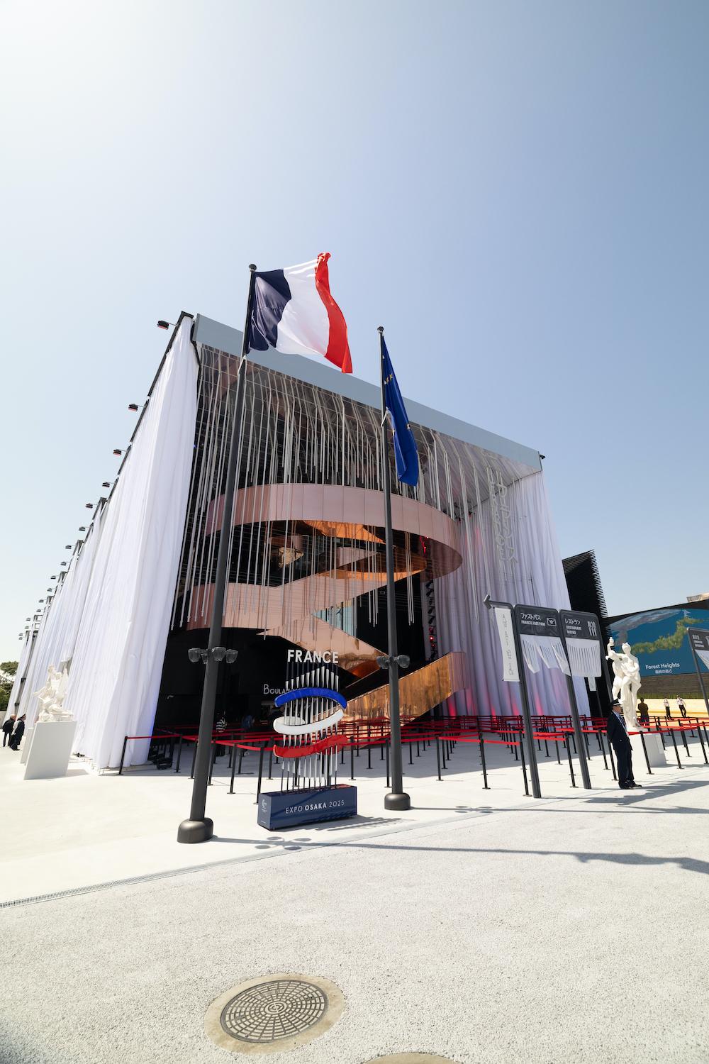 Décor lumineux monumental du Pavillon France à l’Expo 2025 Osaka, conçu par Blachere Illumination en aluminium recyclé et LED innovantes.
