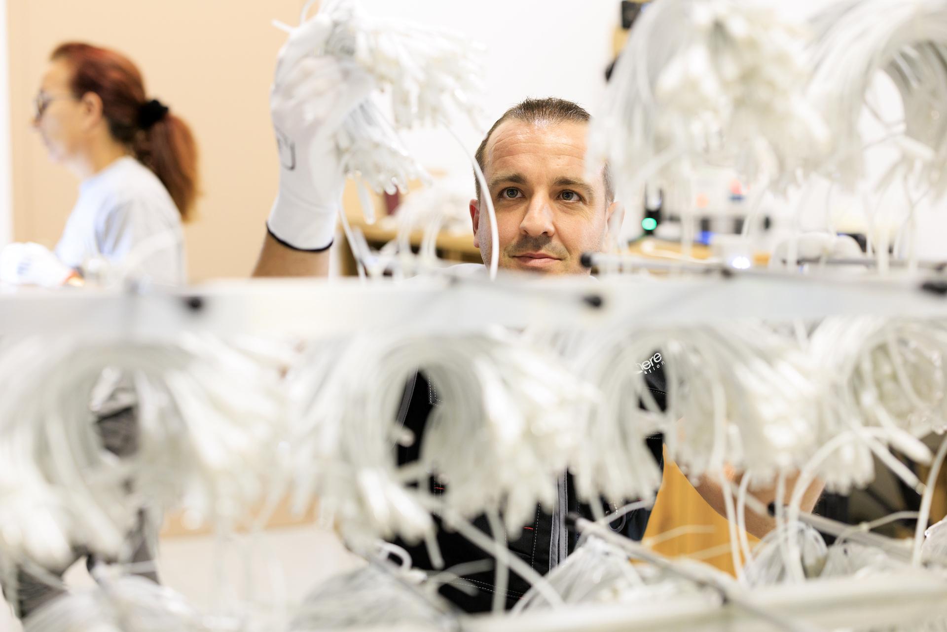 Savoir-faire artisanal de Blachere Illumination dans la fabrication de La Guirlande Française, conçue en Provence avec des LED basse consommation de haute qualité.