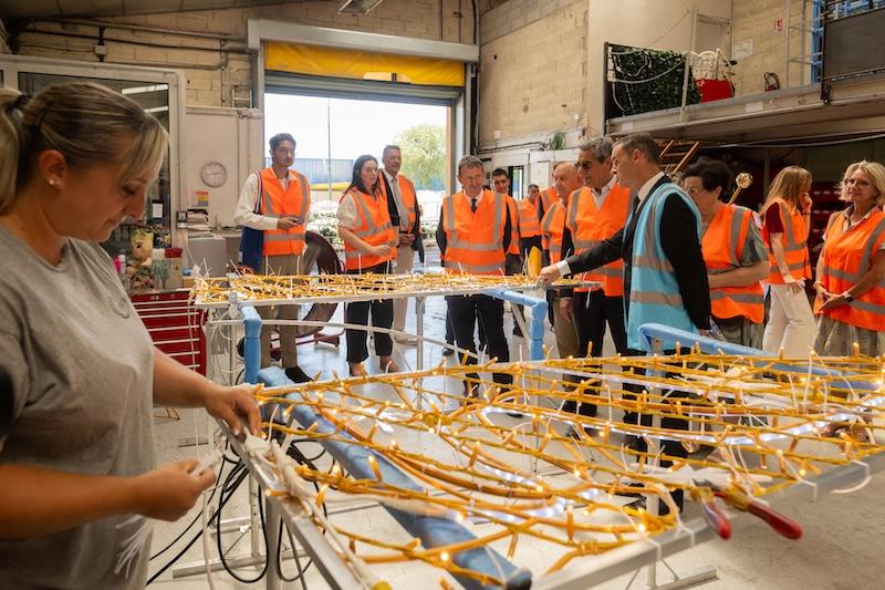 Visite des ateliers de ferronnerie, câblage et production de Blachere Illumination par les représentants institutionnels.