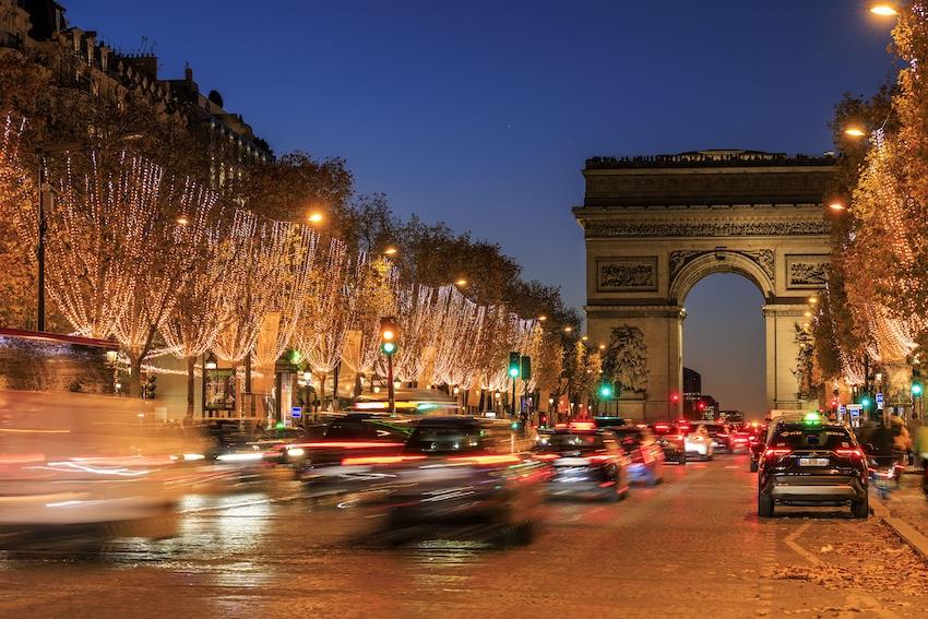 Guirlandes lumineuses installées dans les arbres des Champs-Élysées lors des illuminations de Noël 2025 à Paris.