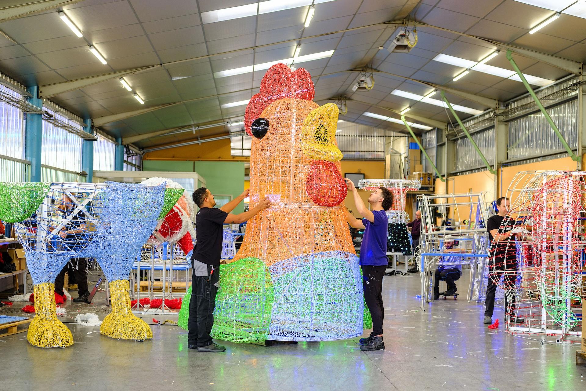 Collaborateurs Blachere Illumination assemblant des décors lumineux dans les ateliers de production à Apt.