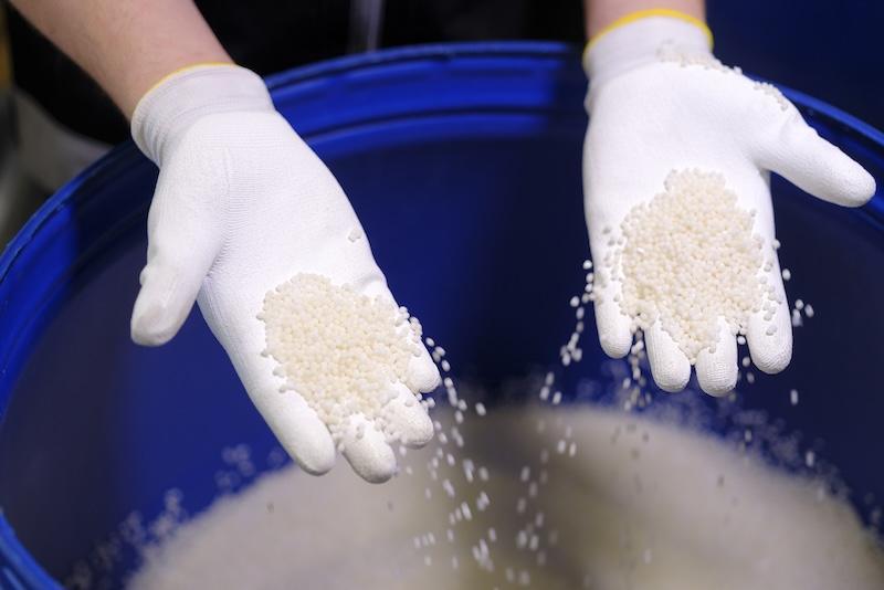 Granulés rPET issus du recyclage de bouteilles plastiques utilisés pour fabriquer le matériau Recyprint de Blachere Illumination.