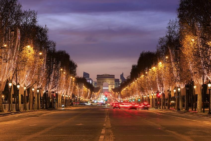 Animation lumineuse réalisée avec des LED RGBWW programmables sur les Champs-Élysées à Paris.