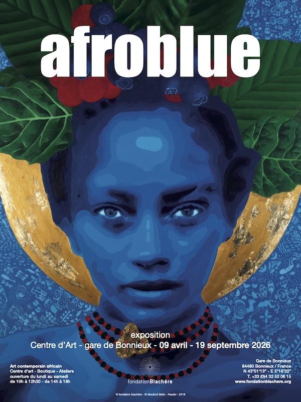 Visiteurs parcourant l'exposition AFROBLUE à la Fondation Blachère et découvrant les œuvres inspirées par les nuances du bleu.