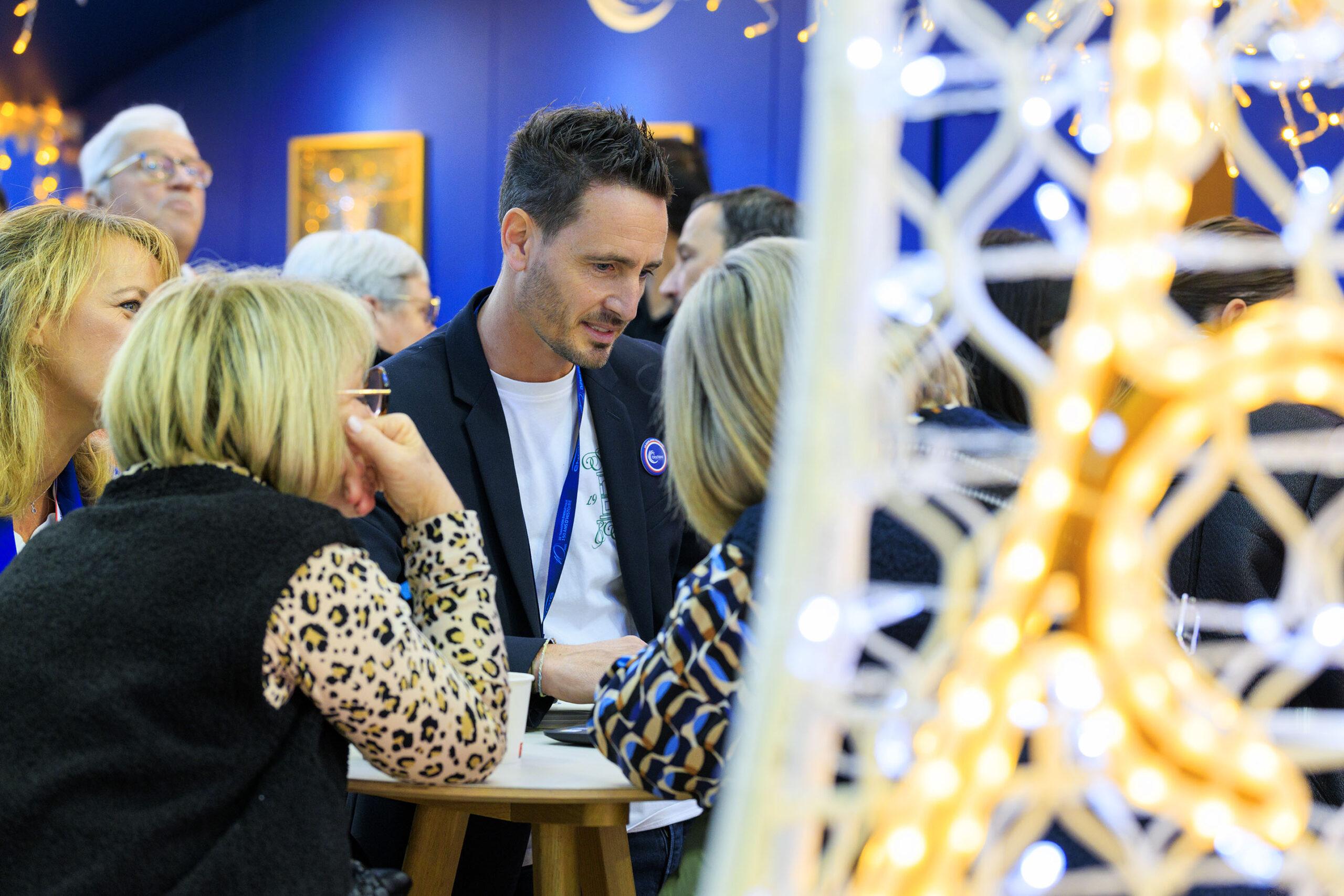 Présentation de solutions d'illuminations et d'aménagement urbain à des collectivités sur le stand Blachere Illumination.