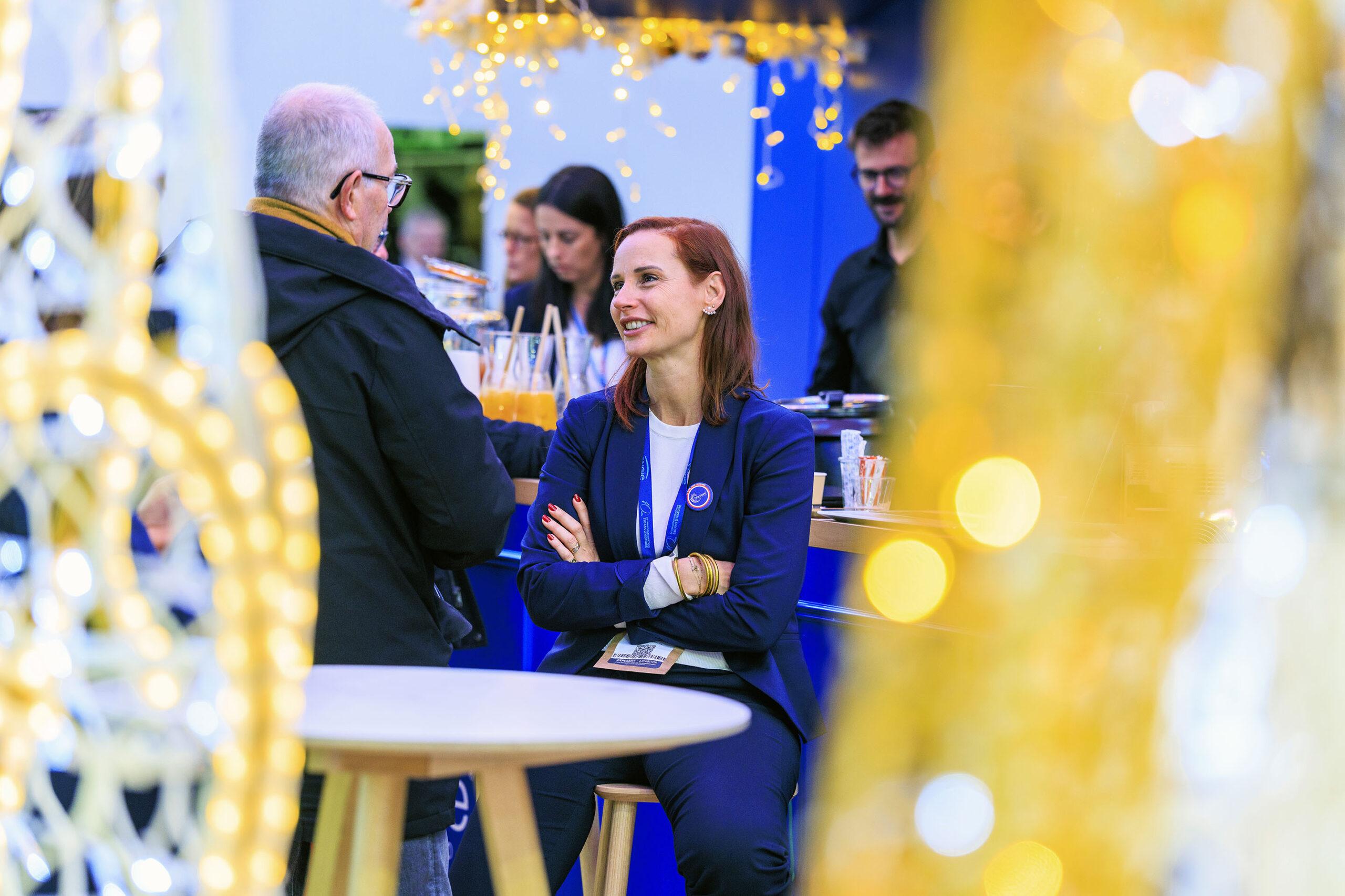 Échanges entre visiteurs et experts Blachere Illumination sur le stand du Salon des Maires et des Collectivités Locales 2026.